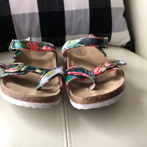 Floral print sandals 🌸🌻🌹 - Picture 2 of 5